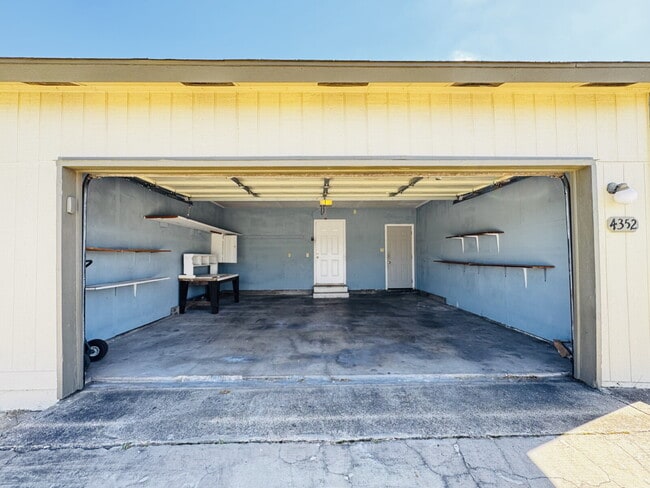 Building Photo - 2 bed, 2 bath, 2 Car Garage, 1-story