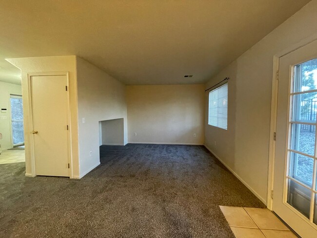 Building Photo - Great Sparks Townhouse!