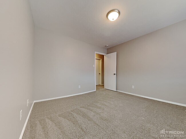 Building Photo - 33111 Cottonwood Bend