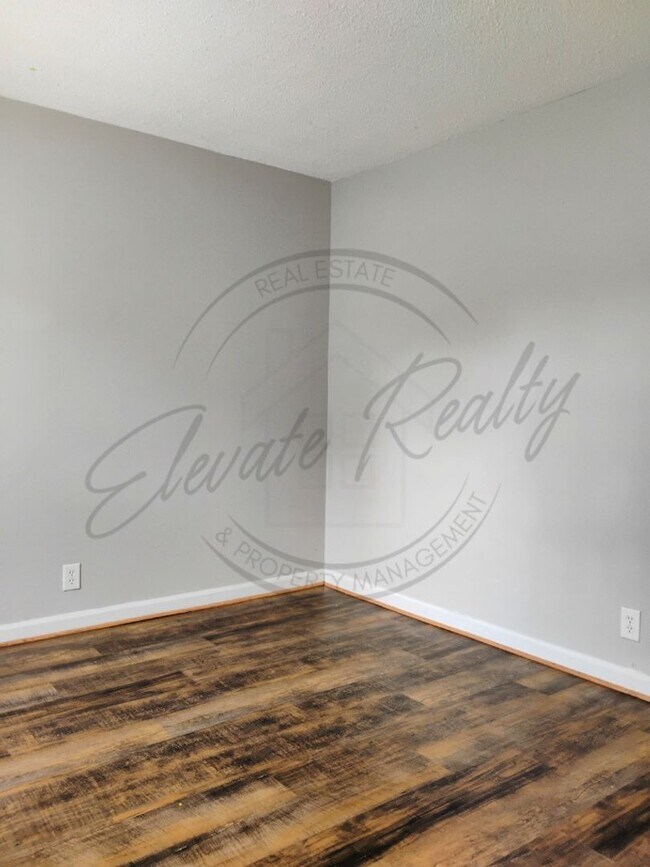 Building Photo - Two Bedroom Townhouse in North Nashville!