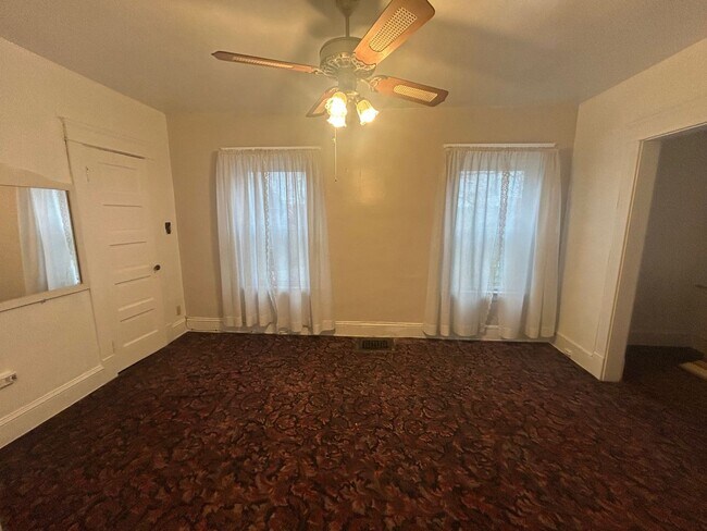 Building Photo - Charming 3-Bedroom Property in Prime Location