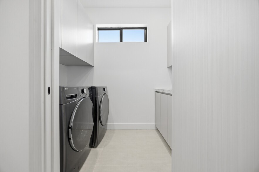 Building Photo - 1319 NE 13th Ave