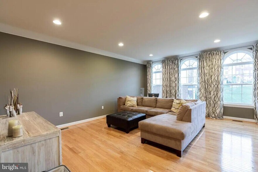 Family Room - 1717 Taymount Ter NE