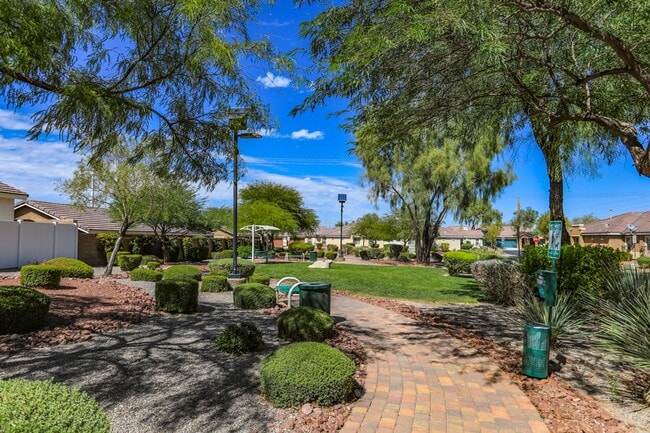 Building Photo - Beautiful, Single Story, 2 bed, 2 bath, To...