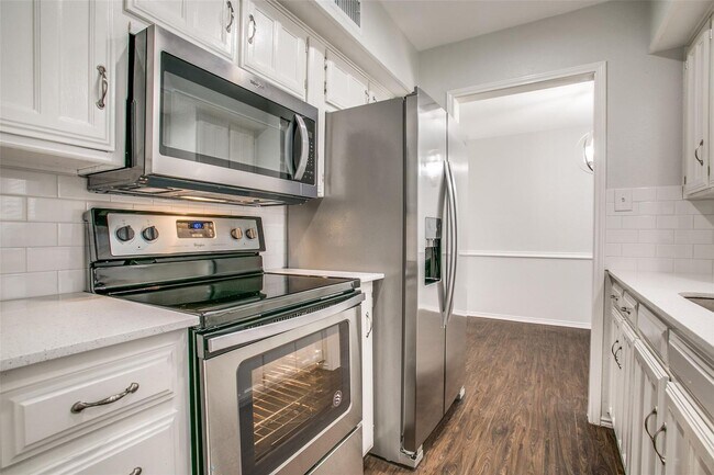Building Photo - 2809 Meadow Park Dr