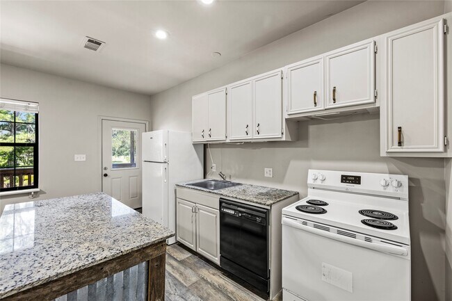Building Photo - 10423 Deer Lake Lodge Rd