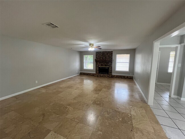Building Photo - 2402 Fawnwood Ln