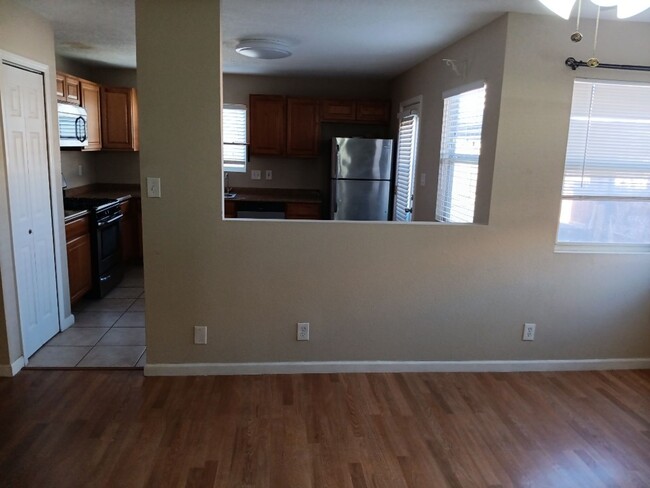 Building Photo - Beautiful 2 Bedroom 1 Bathroom Located in ...