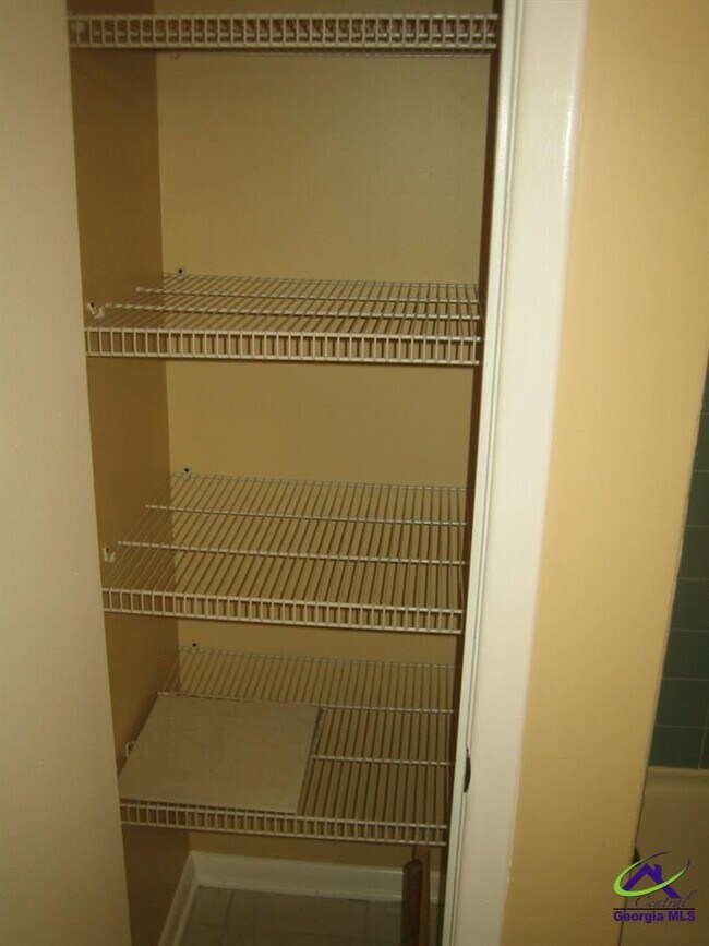 Building Photo - 5 Hampton Square