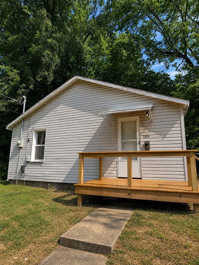 Building Photo - 2 bedroom | 1 bathroom | Entire HOME- Freshly painted!