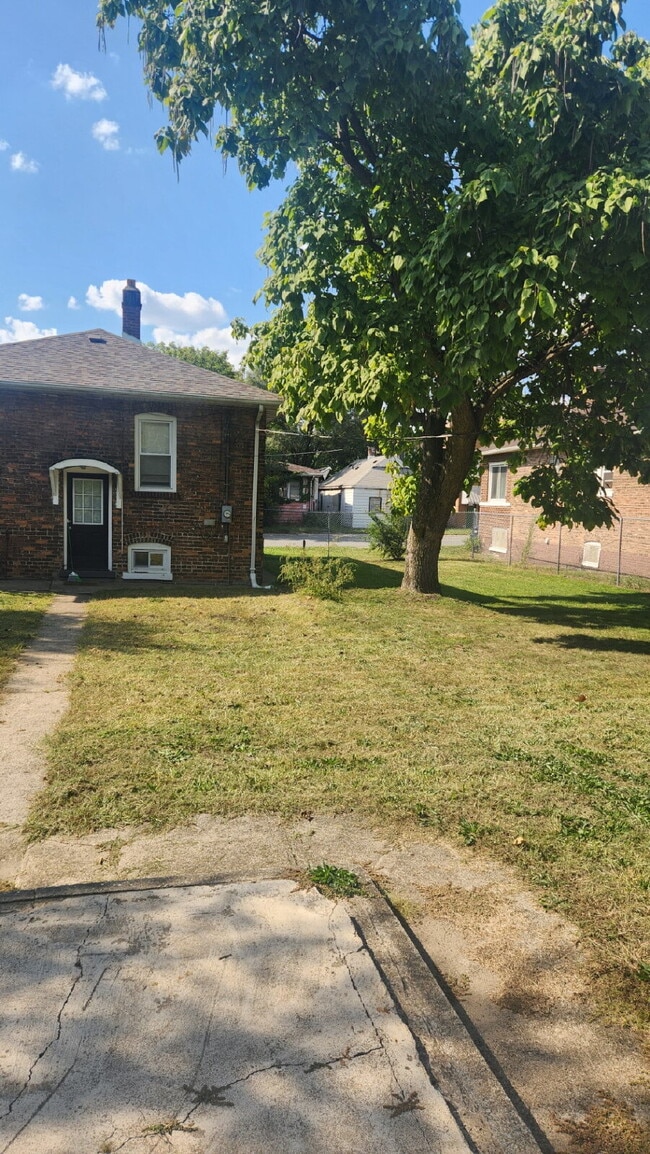 Building Photo - 3-bed gem for rent in Gary!