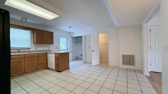 Building Photo - 23 Lexington Ct