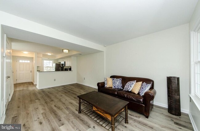 Building Photo - 3300 Lakeside View Dr