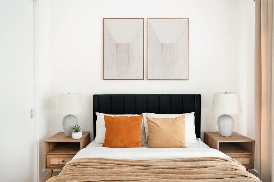 Building Photo - 347 E 78th St