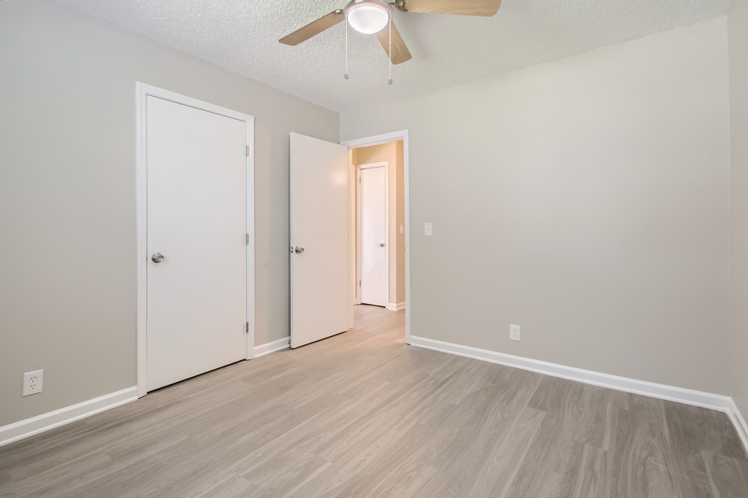 Large rooms - 4233 Valley Grove Dr