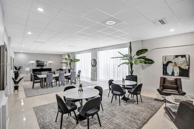 Building Photo - 3140 S Ocean Dr