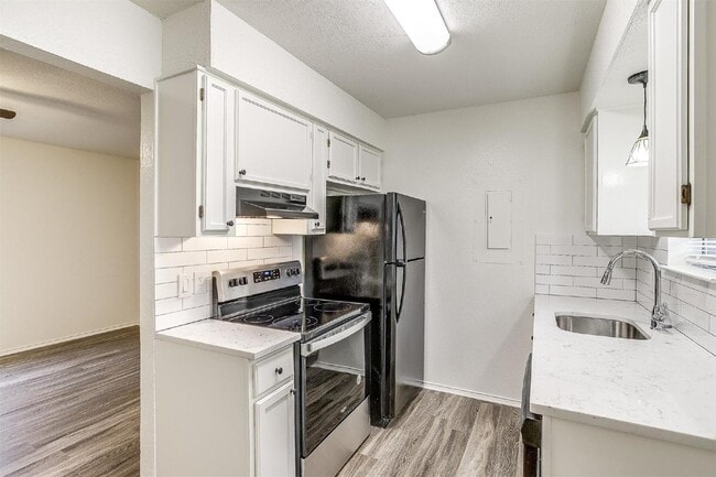 Building Photo - Charming 2-Bed Haven with Granite Touches in Prime Fort Worth Location!