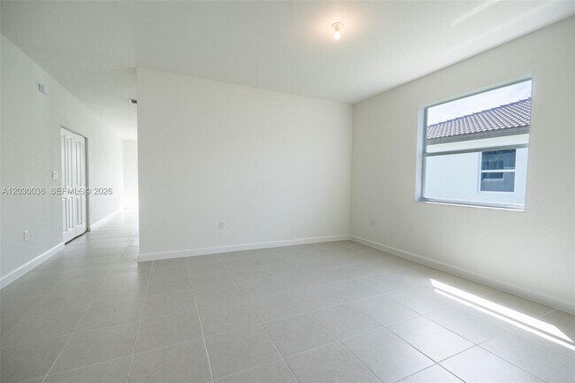 Building Photo - 2485 SE 29th Dr