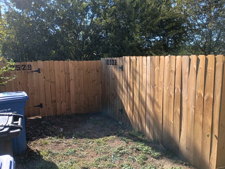 Building Photo - Room in Apartment on Starcrest Dr