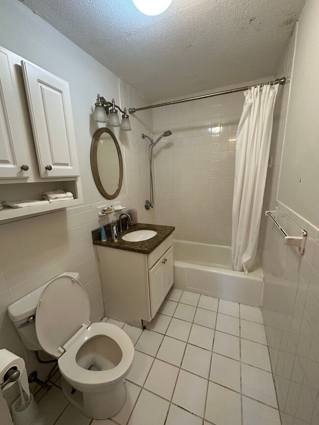 Building Photo - Stunning 2-bedroom, 1-bathroom apartment i...