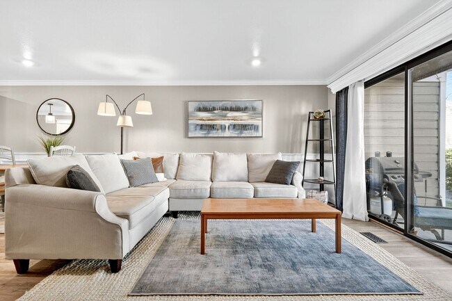 Building Photo - Two Bedroom Townhome W/ Garage!