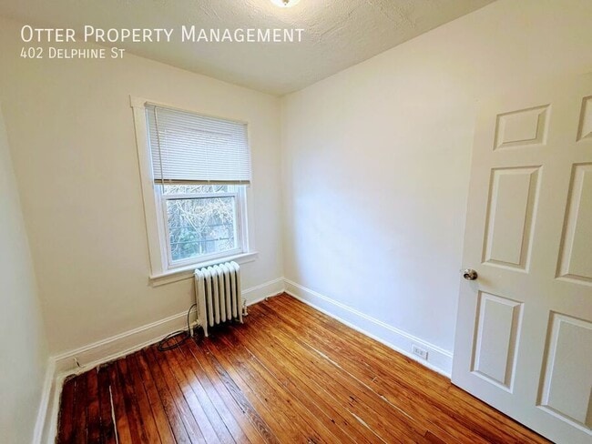 Building Photo - 402 Delphine St