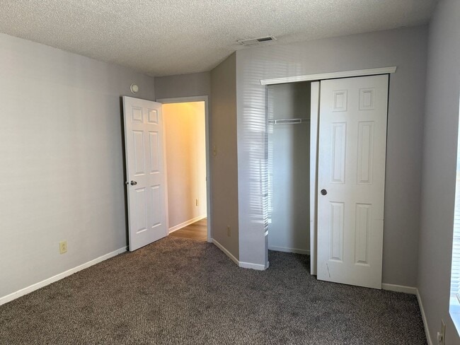 Building Photo - Southside 3/2 home with attached 2 car garage