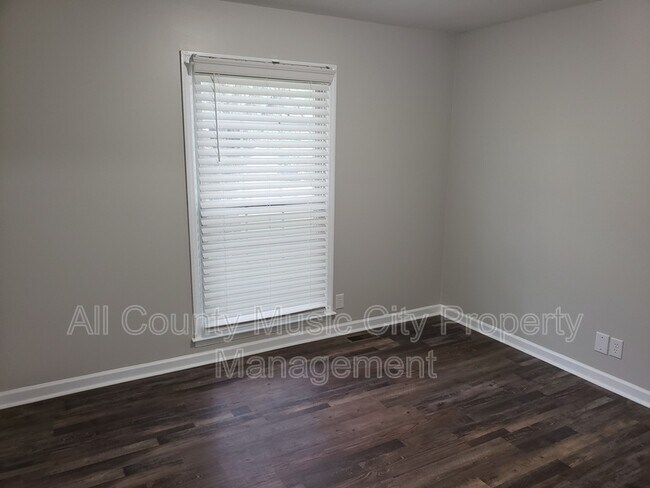 Building Photo - 553 Owendale Dr