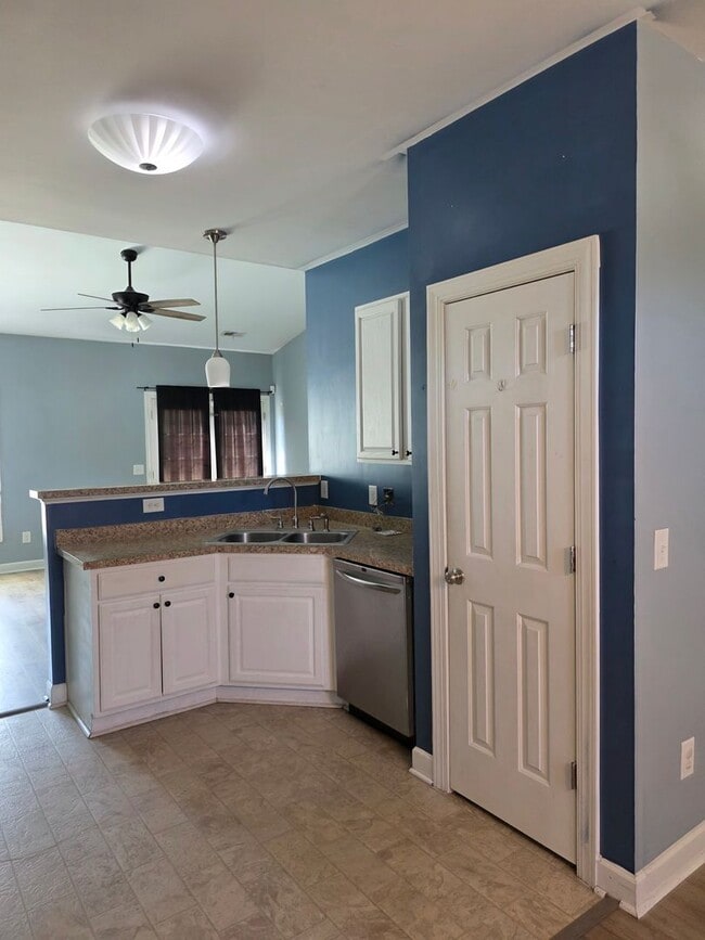 Building Photo - Country Comfort in Ryans Run