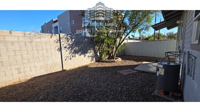 Building Photo - 3926 E Earll Dr