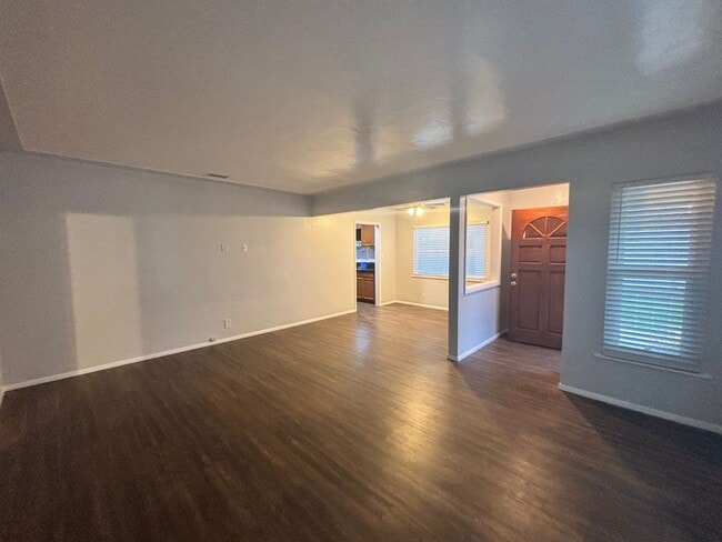 Building Photo - Spacious 3BR 1BA on 5th & I St! Large house w/ yard & 2 car garage!