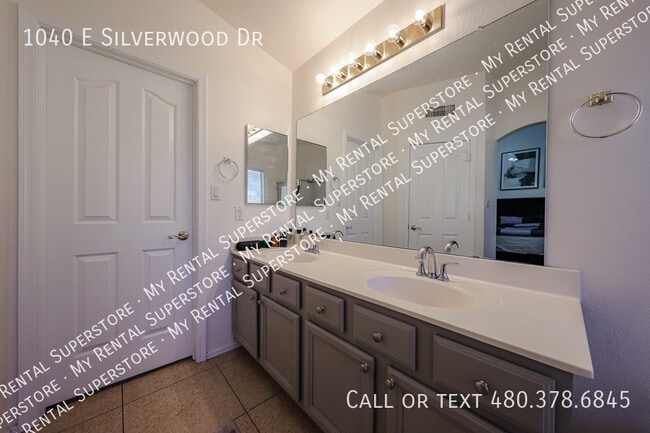 Building Photo - 1040 E Silverwood Dr