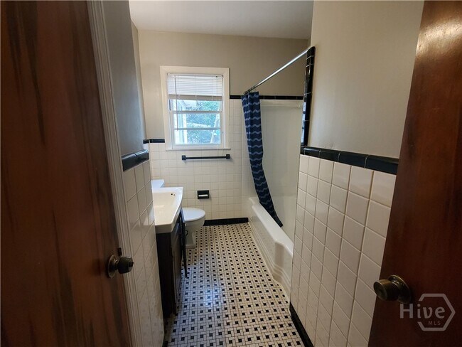 Building Photo - 2261 Mason Dr