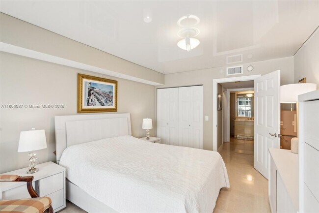 Building Photo - 16711 Collins Ave