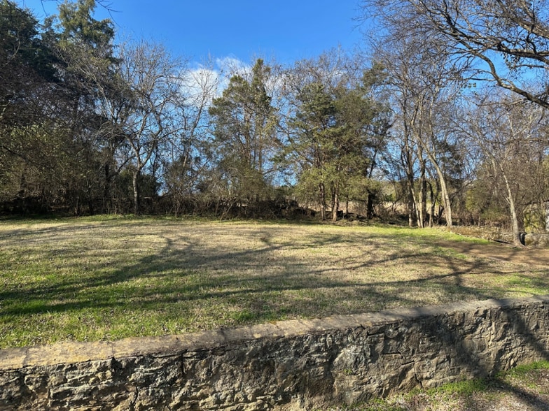 Building Photo - 318 Valley View Dr