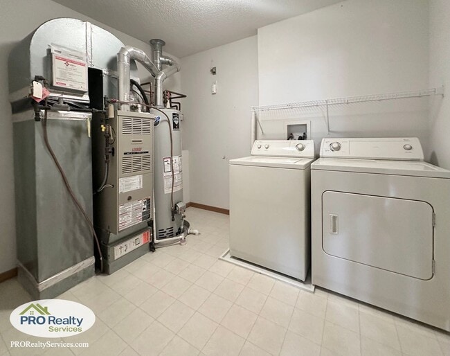 Building Photo - 2 Bedroom Updated Townhome