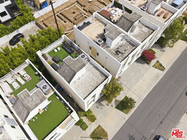 Building Photo - 5911 Saturn St