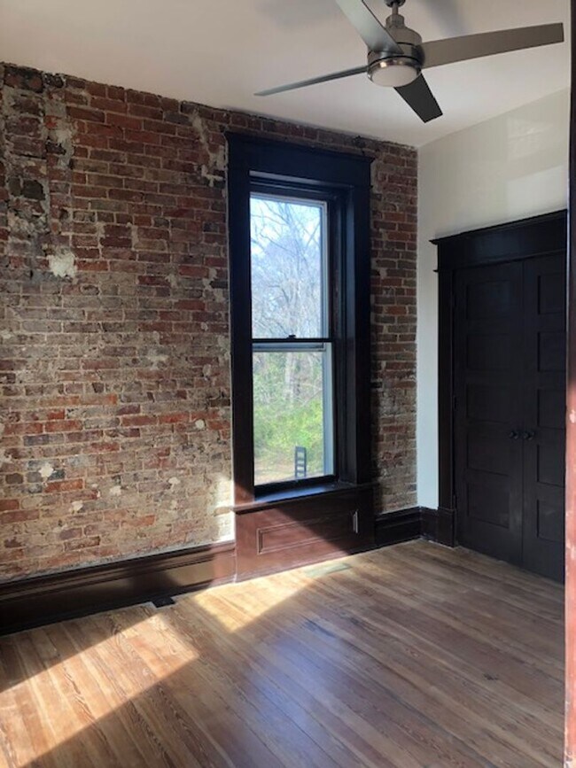 Building Photo - 1347 Park St