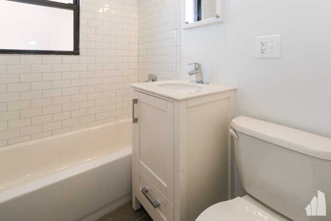 Building Photo - 2641 North Spaulding-3E