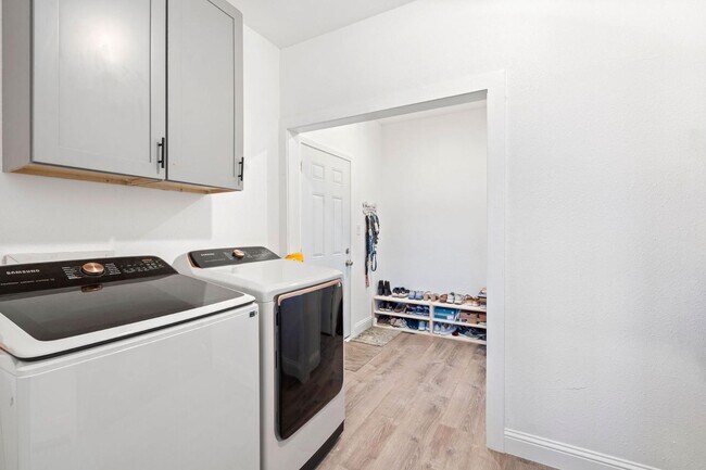 Building Photo - 1000 Stone Hill St