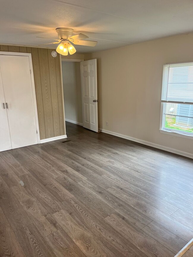 Building Photo - Comfortable, Open, & Central Location