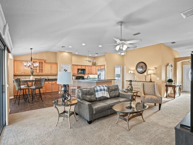 Building Photo - 3 bedroom 2 bath designer home