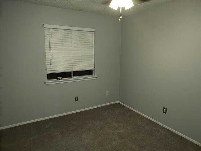 Building Photo - 2005 Iroquois Ln