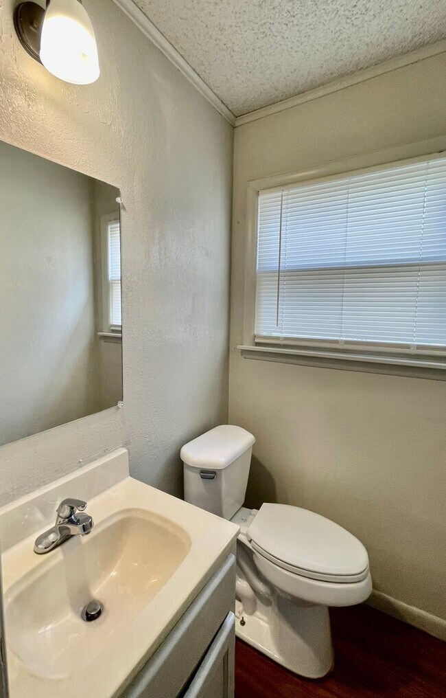 Building Photo - Charming West Tulsa 3 Bed 1.5 Bath House