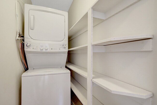 Building Photo - 3800 Fairfax Dr