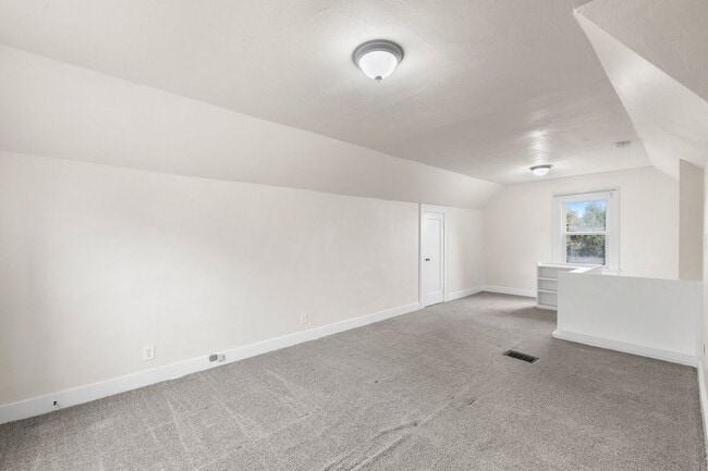 Building Photo - 2 bedroom 1 bath with full basement in Sellwood!