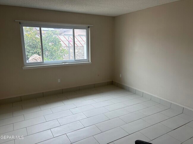 Building Photo - 5125 Sweetwater Dr