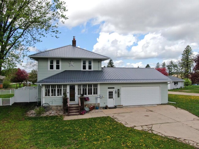 Primary Photo - 4 bedroom 2 bath 2 car garage