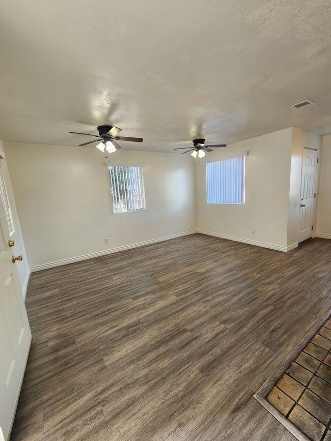 Building Photo - El Cajon: 1 Bedroom Cottage with HUGE Yard...