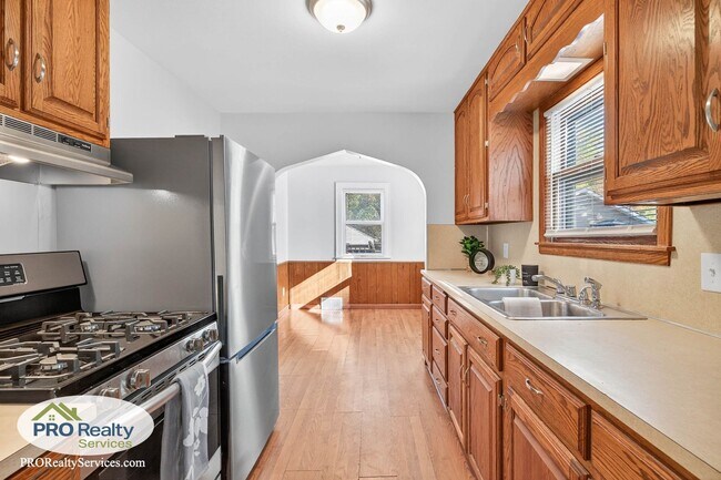 Building Photo - Recently Remodeled 2 Bedroom Home